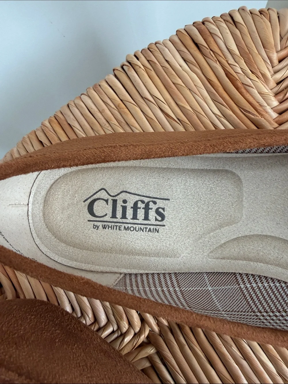 Cliffs by WHITE MOUNTAIN Brown Suede Loafers with Gold Bit 8.5 Medium